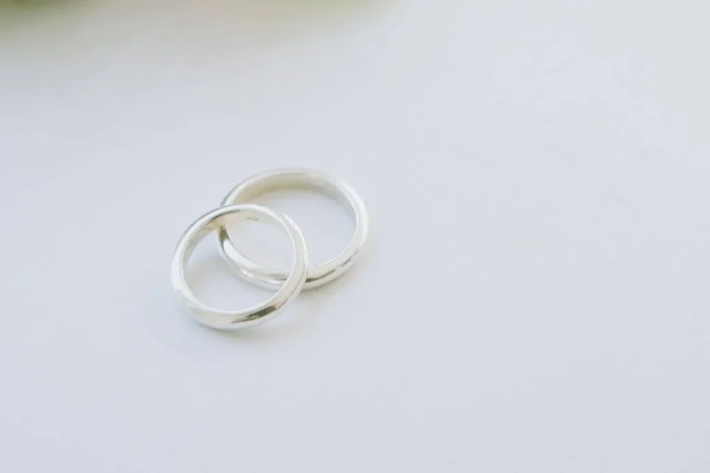 Cincin pernikahan dari bahan emas putih