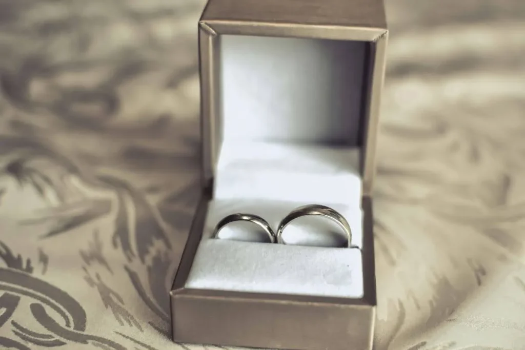 cincin kawin dari bahan platinum