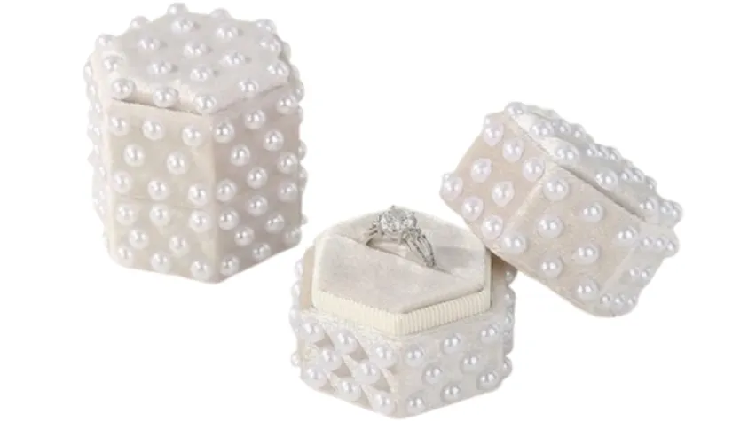 kotak cincin nikah aksen mutiara