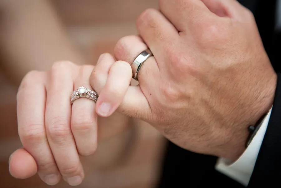 letak cincin nikah di jari pria dan wanita