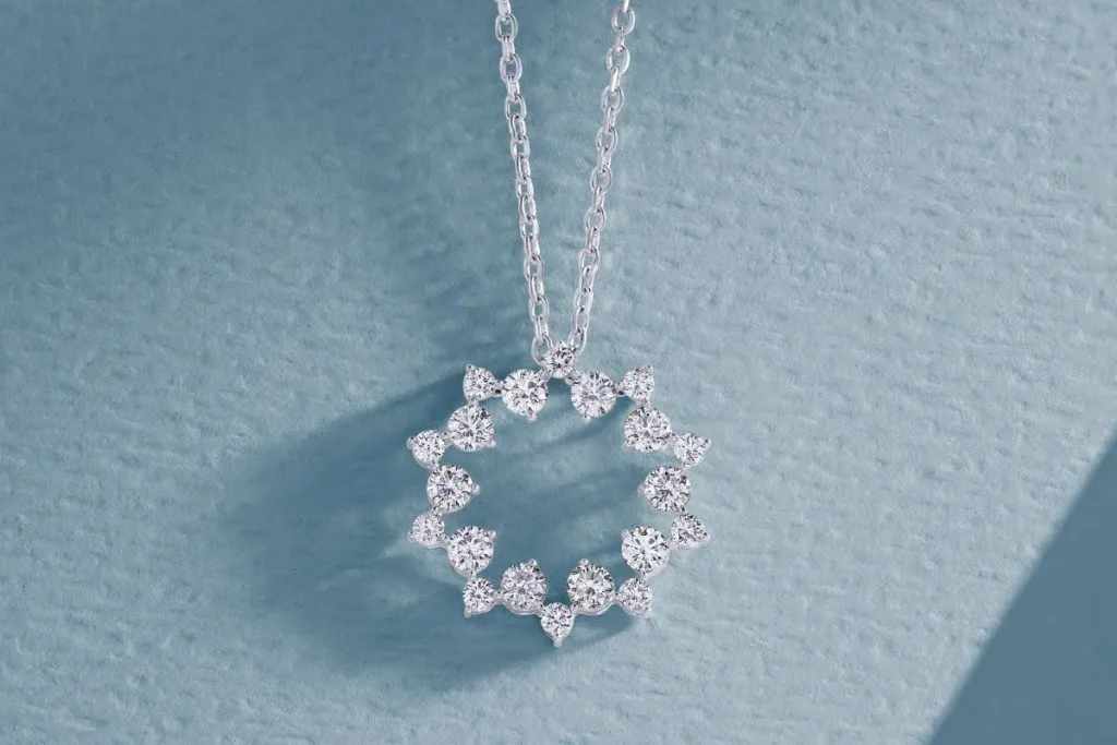 liontin di kalung emas putih dari 1 set perhiasan emas putih untuk pernikahan