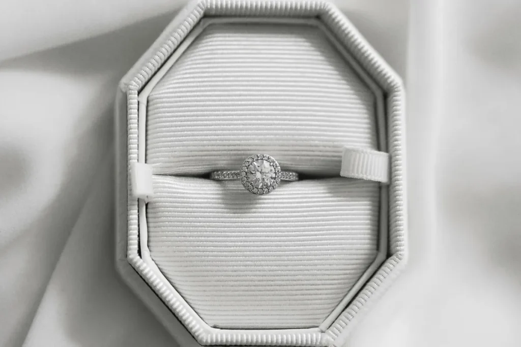 Apakah Cincin Tunangan Itu Harus Emas