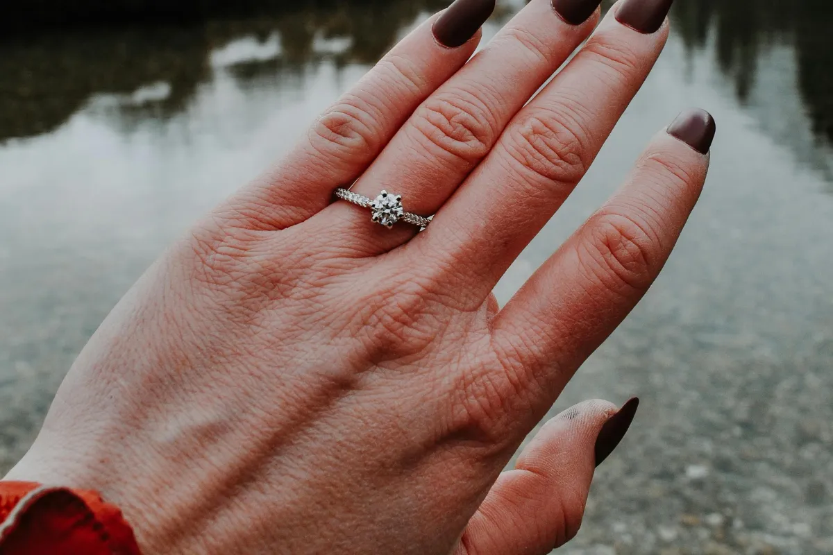 Beli Cincin Tunangan