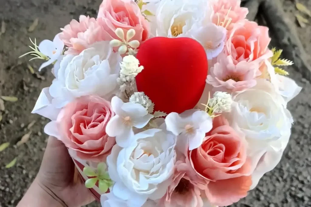 Buket Bunga Romantis dengan Kotak Cincin di Tengahnya