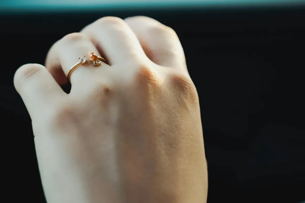 Cincin Pertunangan di Jari Manis