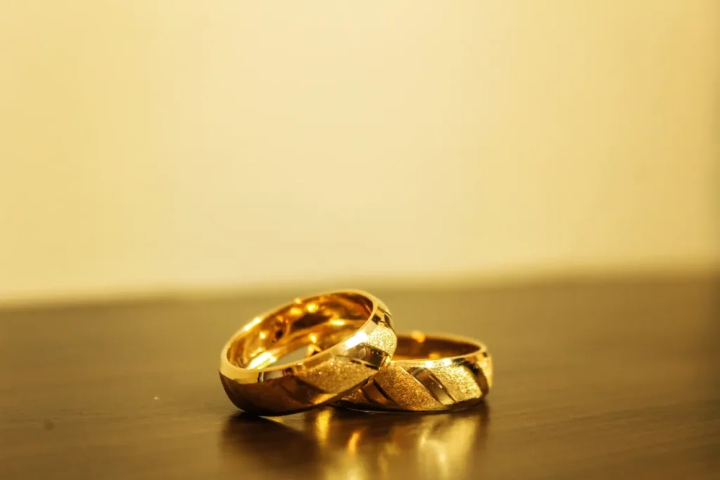 Cincin Tunangan Emas Asli