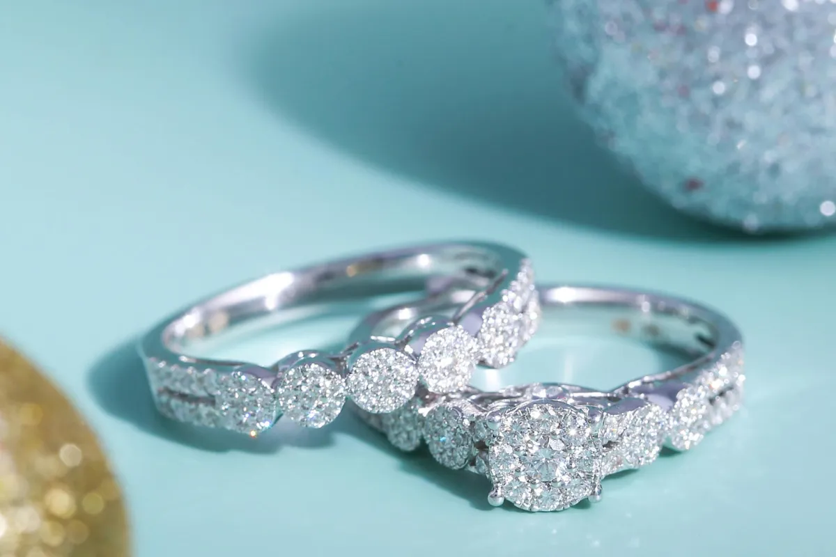 Cincin Tunangan Emas Putih Elegan