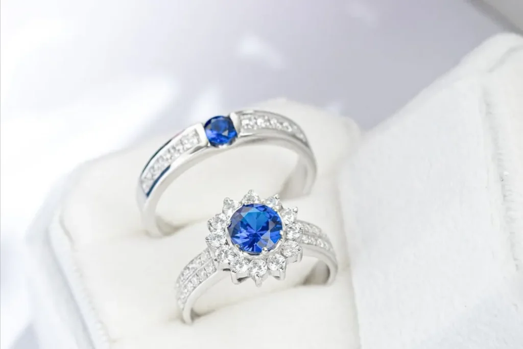 Cincin Tunangan Emas Putih dengan Safir Biru