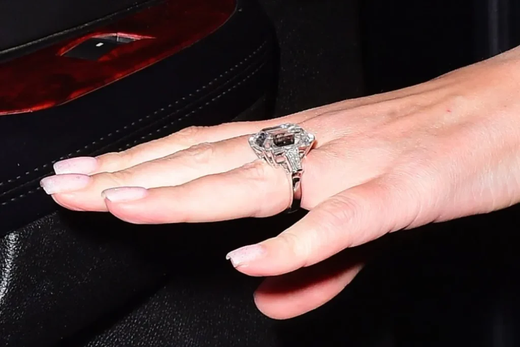 Cincin Tunangan yang Bagus