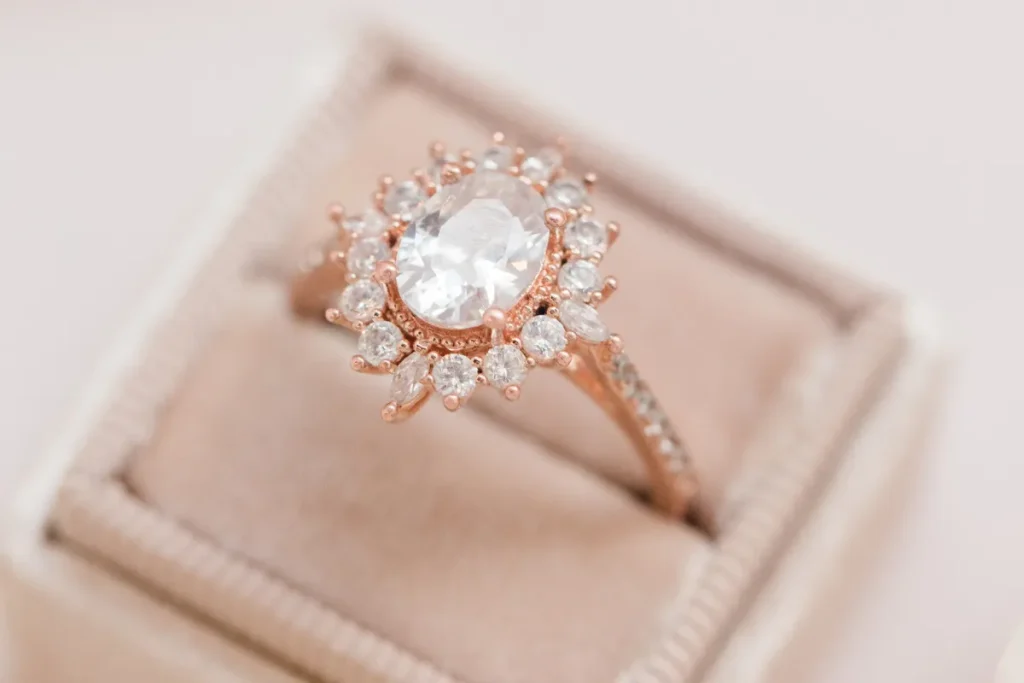 Cincin berlian dengan band emas