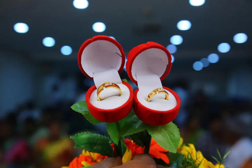 Cincin emas di kotak cincin