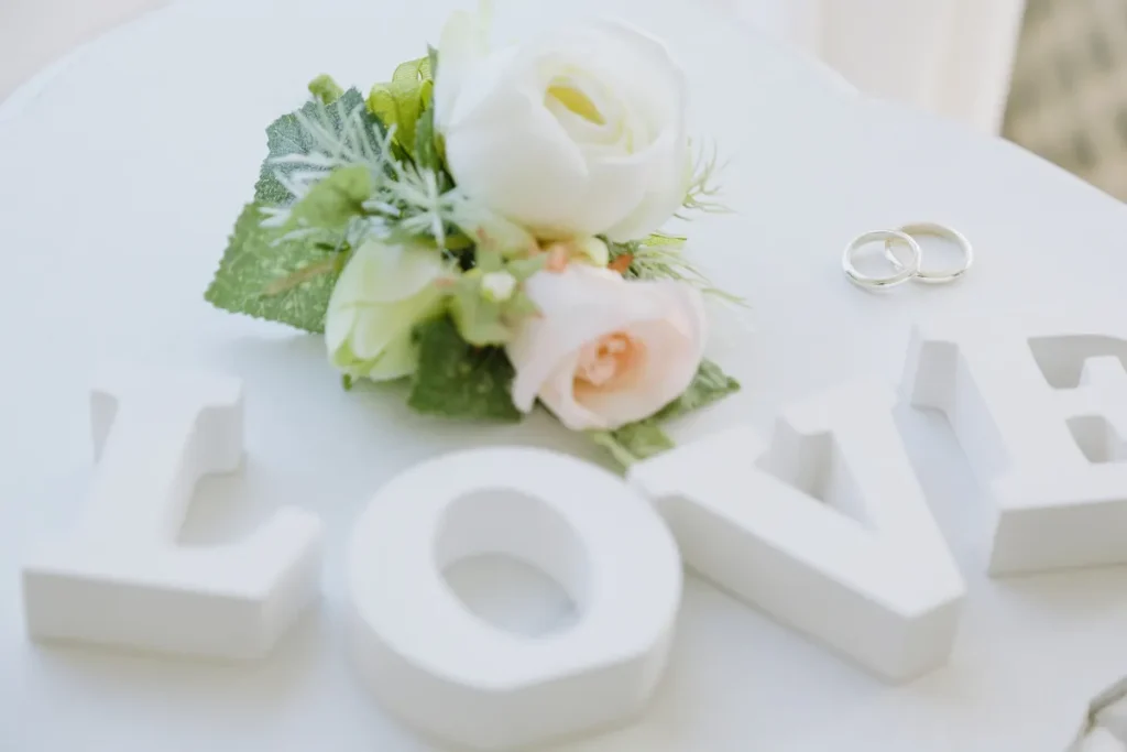 Cincin pernikahan elegan dan mewah