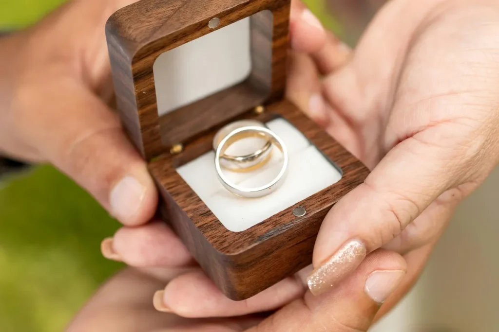 Foto Cincin Tunangan di Kotak