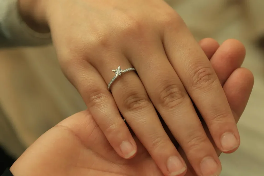 Tangan Mengenakan Cincin Pertunangan