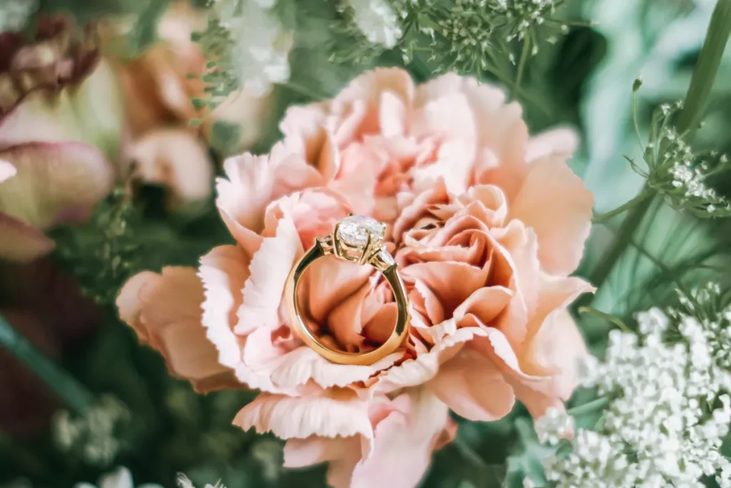 cincin tunangan emas