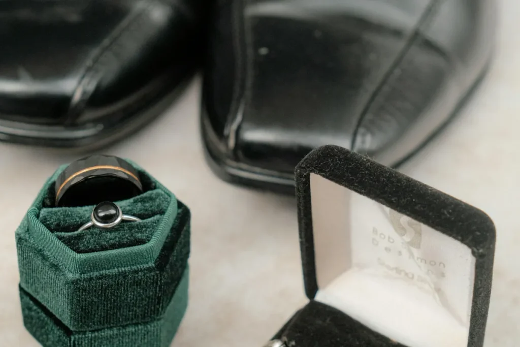 cincin tunangan pria dan wanita