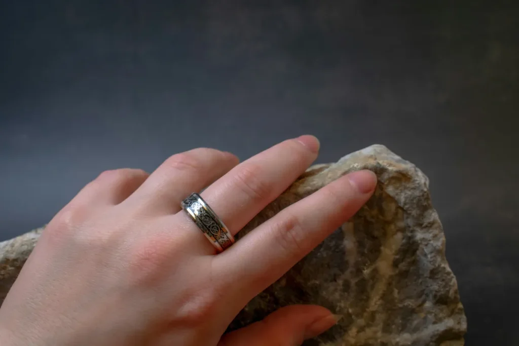 Arti Cincin di Jari Tengah