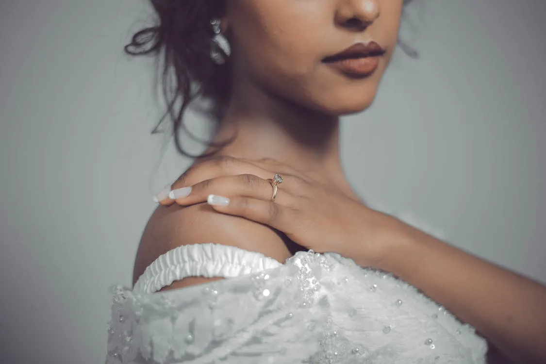 Foto Tangan Pakai Cincin