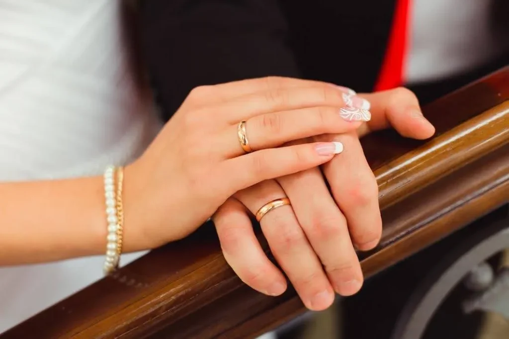 Mengikat Pasangan dengan Cincin