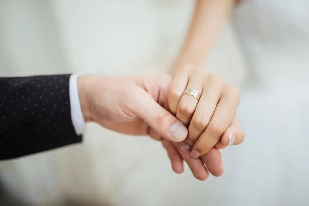 foto tangan gandengan pakai cincin