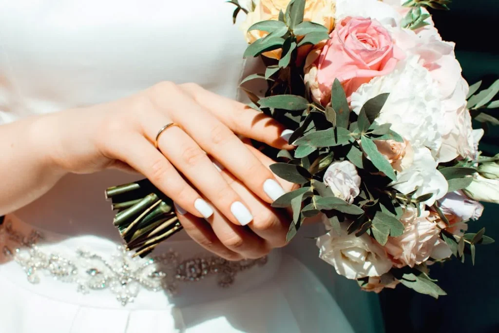 foto tangan pakai cincin nikah