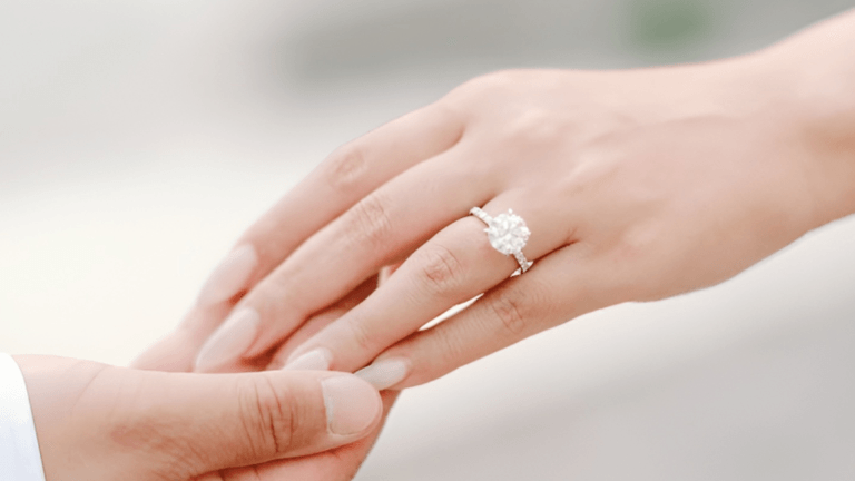 cincin tunangan di jari mana