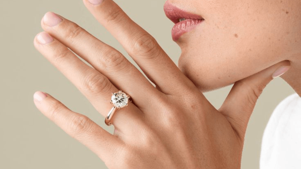 beda cincin nikah dan cincin tunangan di jari mana