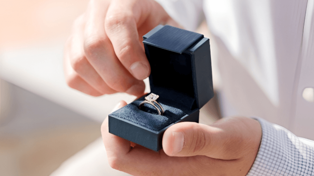 material cincin tunangan di jari mana